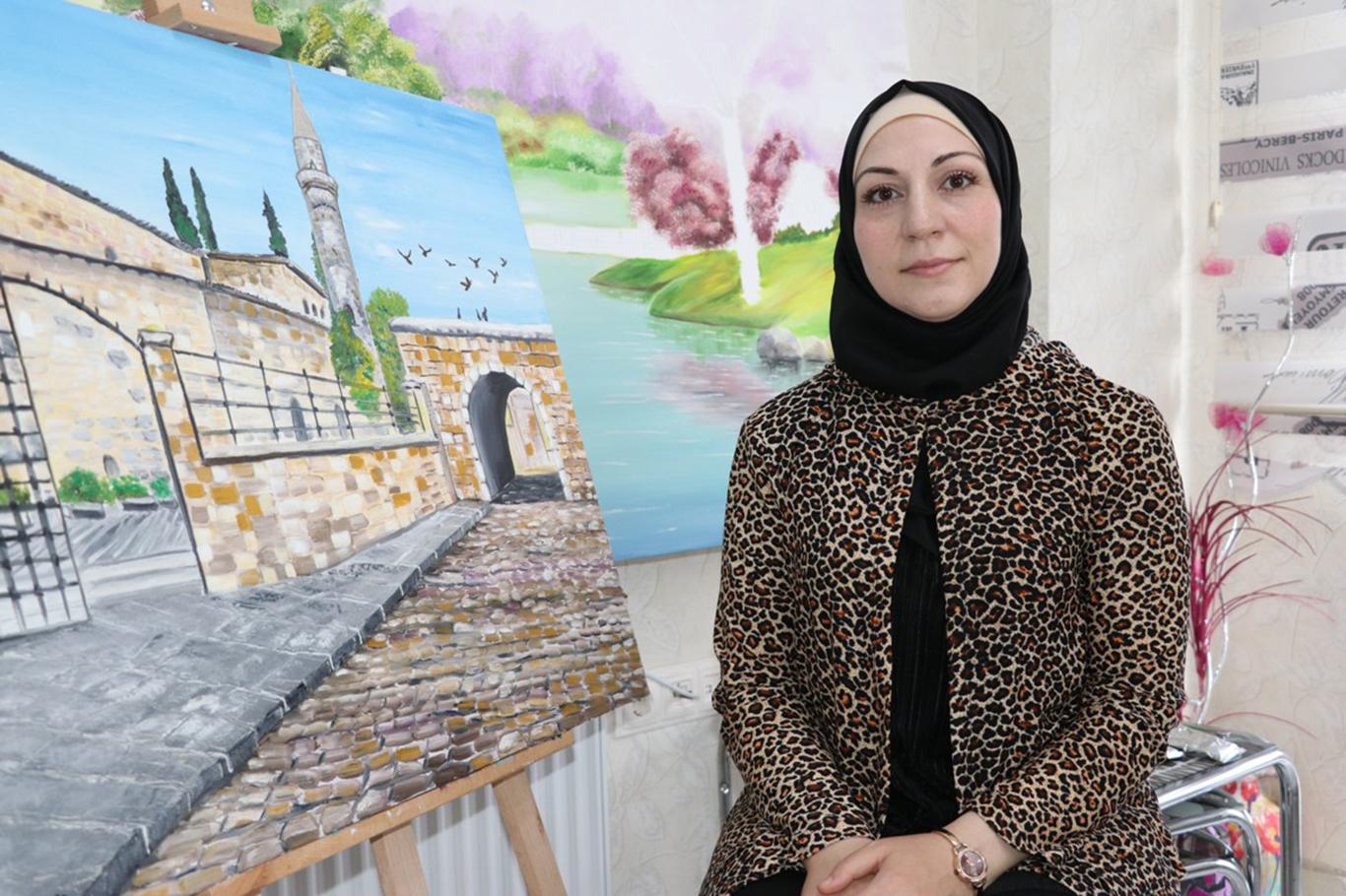 Çizdiği resimlerle ülkesine olan özlemini dindiriyor Çizdiği resimlerle ülkesine olan özlemini dindiriyor